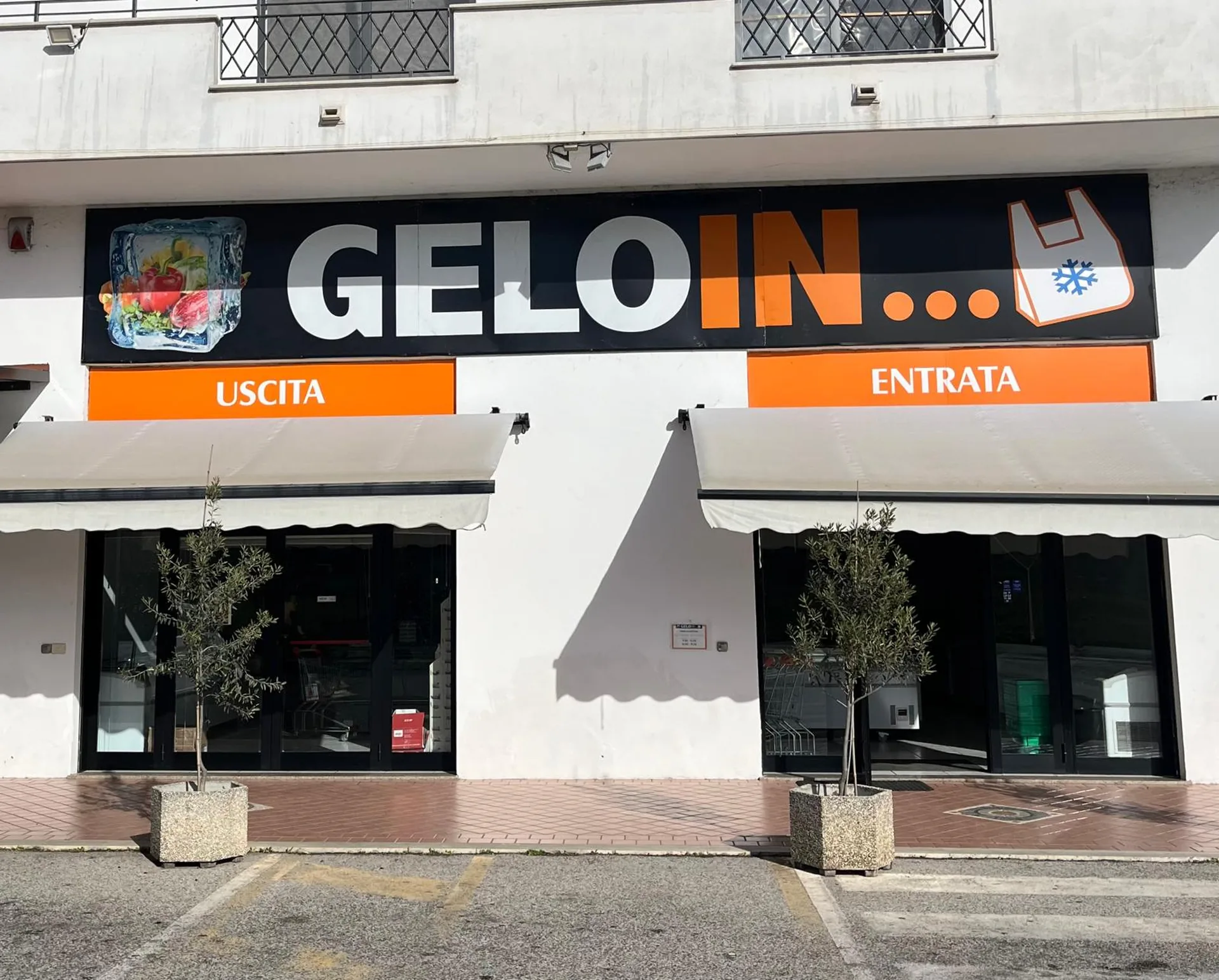 Negozio Gelo In Ferentino - ingresso esterno di giorno